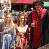 Kirschblütenfest in Markt Einersheim: Die Hofdamen Johanna und Magdalena Eckstein mit dem Schenk von Speckfeld, Christian Lackner.