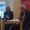 Intendantin Evelyn Meining und Literaturwissenschaftler Dieter Borchmeyer in der Vinothek des Staatlichen Hofkellers