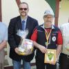 Die Stockheimer um Bürgermeister Martin Link, Schützenvereinsvorsitzenden Bernd Faulstich (rechts) und Spartenleiter Hans Bajer (links) sind stolz auf ihren Deutschen Meister im Schießen mit dem modernen Langbogen („3-D-Jagd“) Peter Ullrich (Zweiter von rechts). Sie beglückwünschten ihn zu seinem überragenden Erfolg. Die Stockheimer um Bürgermeister Martin Link, Schützenvereinsvorsitzenden Bernd Faulstich (rechts) und Spartenleiter Hans Bajer (links) sind stolz auf ihren Deutschen Meister im Schießen mit dem modernen Langbogen („3-D-Jagd“) Peter Ullrich (Zweiter von rechts). Sie beglückwünschten ihn zu seinem überragenden Erfolg.