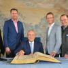 Innenminister Joachim Herrmann trägt sich ins Goldene Buch der Stadt Schweinfurt ein. Mit dabei (von links) der Präsident des Deutschen Turnerbundes, Alfons Hölzl, Landesschützenmeister Wolfgang Kink und Parlamentarischer Staatssekretär Stephan Meyer sowie OB Sebastian Remelé, Jörg Ammon, Präsident des Bayerischen Landessportverbandes, und Staatssekretär Gerhard Eck.