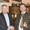 Der Vorsitzende des Altherren-Verbandes, Hans-Herold Wangemann (rechts), überreichte an den Vorsitzenden des TV Königsberg, Johannes Burkard, eine Spende von 1000 Euro, niedergeschrieben auf einem Bierdeckel.