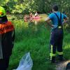 Feuerwehrmänner errichteten auf dem oberen Nützelbachsee eine Ölsperre, nachdem dort aus einem ins Wasser geworfenen Motorroller Betriebsstoffe ausgetreten waren.