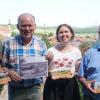 Vorstellung der Postenkarten aus der Mitmachaktion des Biosphärenreservats Rhön. Das Bild zeigt die Leiter der drei Verwaltungsstellen des Biosphärenreservats Rhön (von links): Torsten Raab (Hessen), Michael Geier (Bayern), und Karl-Friedrich Abe (Thüringen, rechts) sowie Julia Rösch, die das Projekt betreute.