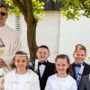 Die Kommunionkinder mit Pfarrer Wolpert (von links) Marlon Kunz, Linus Krebs, Stefan Weinert (vorne) Michelle Schmidt, Marie Förster und Lennard Göttfert.