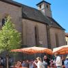 Feierstimmung rund um die Klosterkirche St. Afra - beim großen Dorffest in Maidbronn.