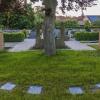 In Lülsfeld liegen die Urnengräber vom Haupteingang kommend im hinteren Teil des Friedhofes.