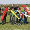 Die siegreichen Nachwuchspiloten der regionalen Jugendmeisterschaften des Deutschen Modellfliegerverbands (DMFV) in Riedenheim zusammen mit den Vorstandsmitgliedern der Modellfluggemeinschaft Ochsenfurter Gau.