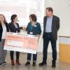 Dr. Lucia Königsmann, Werkleiterin von BASF in Würzburg, überreicht den Scheck. Unser Bild zeigt (von links): Alexandra Heuler (Pronova BKK), Luise Schnepf (Human Resources BASF Würzburg), Dr. Lucia Königsmann (Werkleiterin BASF Coatings Würzburg), Melanie Mayer (DKMS) und Edgar Winzenhöler (Betriebsratsvorsitzender BASF Würzburg).