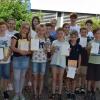 Stolze Gesichter nach der Preisverleihung (1. Reihe von links): Leonard Och, Moritz Weigand, Ronja Brustmann, Paula Gold, Miriam Schröder, Hannes Ratz, Alexander Gehlert und Thierry Fuchs. Hintere Reihe: Schulleiterin Monika Rahner, Celina Tschernach, Lea Beck, Magdalena Brühler, Leni Sailer, Tim Haßlauer, Konrad Pfeuffer Mittlere Reihe von links nach rechts: Valentin Schubert,  Stella Remler, Tony Michalek, Veit Thomas und Theresia Merkert.