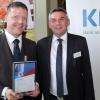 Das Foto zeigt (von links) Preisträger Manfred Weth und Vorstandsmitglied Berthold Stahl.