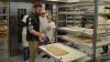 Wild Baker Jörg Schmid behandelt Brotlaibe mit dem Brenner.