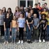 Seit über 40 Jahren gibt es die Partnerschaft der Stadt Eltmann mit der kleinen südfranzösischen Stadt Saint-Paul-Trois-Chateaux, seit 2013 den Schüleraustausch mit dem dortigen „College Jean Perrin“. Der Austausch erfreut sich seitdem großer Beliebtheit und in den letzten Tagen waren 19 Schüler aus Frankreich mit ihren zwei Lehrern wieder nach Eltmann gekommen, um mit den Schülern der Wallburg-Realschule Eltmann interessante Tage zu erleben. Der Französisch-Beauftragte der Wallburg-Realschule, Lehrer Günter Kerschensteiner, bereitete mit seinen französischen Kolleginnen diesen Schüleraustausch vor und organisierte ein siebentägiges Programm, das viel Einblick in das deutsche Schulleben gab, bei dem aber auch das Leben in der Partnerstadt Eltmann und die Kultur nicht zu kurz kamen. Fehlen durfte auch nicht der Empfang im Rathaus. Unser Bild zeigt die Austauschschüler mit Bürgermeister Michael Ziegler, Direktorin Manuela Küfner und Günter Kerschensteiner (von rechts) sowie ihrer Lehrerin Oceane Meini (links).(gg)