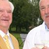 Hermann Böhm (links) aus Markt Einersheim feierte am Pfingstsonntag seinen 80. Geburtstag, die Glückwünsche der Gemeinde überbrachte Bürgermeister Herbert Volkamer.
