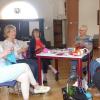 Michaela Benkart-Weyer (li) und einige Strickerinnen und Häklerinnen zum Tag der Handarbeit im Alten Rathaus