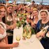 Weinprinzessin Lena Kobold-Bareiß (vorne rechts) freut sich über die vielen Gäste im Festzelt.