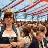 Weinprinzessin Lena Kobold-Bareiß begrüßte viele Gäste im Festzelt. Weinprinzessin Lena Kobold-Bareiß begrüßte viele Gäste im Festzelt.