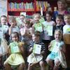 15 Vorschulkinder, hier mit Marita Trini und Maria Fischer von der Volkacher Bücherei erhielten den Bibliotheksführerschein.