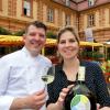 Alexander und Martine Wiesenegg mit dem Jubiläums-Bocksbeutel des Hofschoppenfestes
