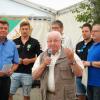 Der für 70 Jahre Mitgliedschaft geehrte Adam Reusch (vorne) bei seiner leidenschaftlichen Ansprache für den SV Gräfendorf.