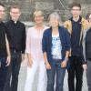 Gut sichtbar prangt an der Außenfassade der Heilig Geist Kirche Werbung für ein neues spirituelles Angebot: Die Vesper. Unser Bild zeigt (von links): Christian Melchior, Kaplan Christian Staude, Claudia Ehrbar, Monika Walter, Simon Döpfert (Organist), Vikar Andreas Kneitz