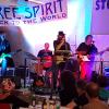 Die enge Tuchfühlung zwischen Band und Publikum im Auber Spitalkeller wird auch von den Musikern geschätzt, wie hier beim Auftritt der Rockband "Free Spirit". Die enge Tuchfühlung zwischen Band und Publikum im Auber Spitalkeller wird auch von den Musikern geschätzt, wie hier beim Auftritt der Rockband "Free Spirit".