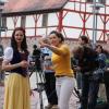 Ein Filmteam des Bayerischen Rundfunks dreht mit dem Lohrer Schneewittchen Anna Amrhein für die Sommerserie "Wir in Bayern". Kurz vor Drehbeginn unterhält sich Moderatorin Andrea Lauterbach mit Amrhein. Links die Produzentin Andrea Köppler mit dem Monitor auf dem Arm.