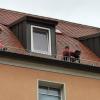 Dramatische Szene auf dem Dach eines Mehrfamilienhauses in Würzburg. Ein Junge will seinen Hund retten, der aus dem Fenster gesprungen war.