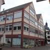 Hauptstraße 34 (hinten) und 36: Zwei Häuser, eine Einheit. Seit 2005 werden die Büroräume über dem Kupsch-Markt und "Ernstings Family" von der Bosch Rexroth AG genutzt. Jetzt wurde der Mietvertrag zum 31. Mai 2020 gekündigt.