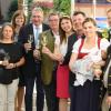 Bei der Eröffnung des Hofschoppenfestes im Bürgerspital (von links): Domkapitular Günter Putz, Stiftungsdirektorin Annette Noffz, Stellvertretende Landrätin Karen Heußner, Landtagsabgeordneter Paul Lehrieder, Bürgermeister Adolf Bauer, Weinkönigin Carolyn Meyer, Wirt Alexander Wiesenegg mit seiner Frau Martina und Tochter Florentine, Prof. Ralf Jahn (IHK) und der ehemalige Kellermeister Robert Braungardt.  