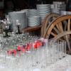 Vom Weinglas bis zum Tortenkühlschrank, Das Inventar des Krackenenests wurde bei einem Flohmarkt zum Kauf angeboten. Vom Weinglas bis zum Tortenkühlschrank, Das Inventar des Krackenenests wurde bei einem Flohmarkt zum Kauf angeboten.
