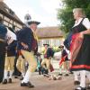 Die Fränkische Trachtengruppe Kolitzheim drehte ihre Tänze auf der Dorfplatz-Bühne.