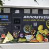 Lebensmittel aus dem Automaten: Bei Edeka Trabold in der Sanderau kann man nun seinen Einkauf online bestellen und an einem Automaten am Supermarkt abholen.