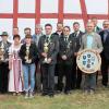 Die Sieger des diesjährigen Hans-Giel-Gedächtnisschießens stellten sich zusammen mit Gauschützenmeister Bernhard Schurz (links) und dem langjährigen Stifter Thomas Mieß (mit Scheibe) sowie daneben Ortssprecher Uwe Strebel, Bürgermeister-Stellvertreter Hermann Schuch, stellvertretender Landrätin Gisela Keller und dem neuen Stifter Dr. Philipp Hohnstein zum Gruppenfoto.