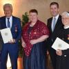 Bei der Verleihung de Verdienstmedaille des Verdienstordens der Bundesrepublik Deutschland im historischen Wenzelsaal des Rathauses: (von links nach rechts) CSU-Landtagsabgeordneter Manfred Ländner, Reinhart Stumpf, Xenia Heimberger, Oberbürgermeister Christian Schuchardt, Schwester Oberin M. Katharina Merz und der Bundestagsabgeordnete Andrew Ullmann.