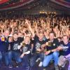 Gute Laune gemeinsam mit 2000 Party-Gästen und der Band "Barbed Wire" zeigten beim Eröffnungsabend der Wernecker Bier-Woche in Mühlhausen (vorne von links kniend) Reinhard Stark (2. Vorsitzender TSV), Andreas und Christine Lang (Wernecker Brauerei), Christian Koos (Kassier TSV), Thorsten Eschenbacher (1. Vorsitzender TSV) und Michael Hart (3. Vorsitzender TSV).