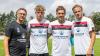 Beim Trainingsauftakt des 1. FC Nürnberg am Valznerweiher präsentiert (von links) der neue Trainer Damir Canadi die Club-Neuzugänge Robin Hack, Oliver Sorg und Felix Lohkemper.DANIEL KARMANN, DPA