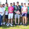 160 Golferinnen und Golfer, darunter 63 Gäste aus 36 Klubs, traten bei den unter Profibedingungen ausgetragenen, viertägigen „Geiselwind Open“ an. Mit Sieger Gerhard Dill vom Golfclub Steigerwald blieb das Greenjacket mit 299 (75/78/71/75) Schlägen in diesem Jahr in Geiselwind; Eva Renner sicherte sich im Stechen Platz zwei vor Bastian Simon (beide Golfclub Herzogenaurach). Dank des hohen Einsatzes des Greenkeeperteams um Harald Zinser und Patrick Klein präsentierte sich der Platz in hervorragendem Zustand. Alle Trockenschäden aus 2018 waren erfolgreich beseitigt worden. Das sonnige und trockene Wetter sorgte zudem für beste Turnierstimmung. Ein Leaderboard am „Haus am See“ informierte alle Turnierteilnehmer laufend über die Platzierung in der Rangliste am jeweiligen Spieltag und im Gesamtergebnis. Unser Siegerfoto zeigt (von links) André Göpfert (Präsident), Christian Zethmeier, Dominique Schröder (3. Nearest to the Pin Frauen/GR Frankfurt), Sabine Feldsmann (1. Nearest to the Pin Frauen/GC Kitzingen), Heinz-Theodor Ostermann (Sieger Nearest to the Pin Männer/GC Steigerwald), Thomas Steinbrückner (3. Nearest to the Pin Männer/GC Schwanhof), Max Klier (GC Mangfalltal), Patrick Steinbrückner (2. Nearest to the Pin Männer/GC Schwanhof), Bastian Simon (3./GC Herzogenaurach), Sebastian Meininger (3. Nearest to the Pin Männer/GC Mangfalltal), Gerhard Dill (Sieger/GC Steigerwald), Niclas Theil (2. Netto und Sieger Longest Drive Männer/GC Abenberg), Eva Renner (2./GC Herzogenaurach), Bernd Deppisch (3. Netto/GC Steigerwald), Matthias Graumann (1. Netto/GC Steigerwald), Johanna Zinsmeister (2. Nearest ton the Pin Frauen/GC Steigerwald), Sabrina Konz (Longest Drive Frauen/GC Steigerwald).