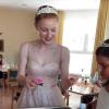 Rosenkönigin Sarina mit ihren Rosenprinzessinnen Pauline und Katharina besuchte die Heimbewohner im Emma Weizäcker Haus.