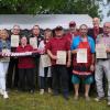 Einige der Geehrten zusammen mit Heike Joos (Vorsitzende des Gerolzhöfer Fanclubs/links), Jochen Bregel (Ehrenvorsitzender/Vierter von links), Erich Servatius (Stellvertretender Bürgermeister von Gerolzhofen/Dritter von rechts) und Aufsichtsratsmitglied beim FCN, Christian Ehrenberg (rechts).