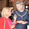Im Gespräch: Landrätin Tamara Bischof (li) und Dettelbachs Bürgermeisterin Christine Konrad beim Empfang der Stadt.