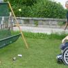 Kleiner Werfer Arian gegen große Dosenpyramide Kleiner Werfer Arian gegen große Dosenpyramide