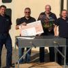 Bei der Freiwilligen Feuerwehr Königsberg wurde ein für „schnelle Einsätze“ in die Jahre gekommener Gasgrill bereits ersetzt. Nun stand zusätzlich ein eigener großer Grill für Festlichkeiten auf mehrheitlichen Wunsch zur Beschaffung an. Diesen baute und schweißte der Feuerwehrmann Andreas Schüler (rechts) selbst zusammen. Die Kosten für das dafür benötigte Material im Wert von 1000 Euro übernahm Volker Benkert, Inhaber der Firma Dachbegrünung Benkert in Königsberg. Den Scheck übergab Benkert (Zweiter von links) an den Vorsitzenden des Feuerwehrvereins, Frank Kimmel (Dritter von links), und dessen Stellvertreter Steffen Wiedemuth (links). (sn)