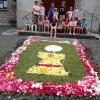 Kinder gestalten Blumenteppich