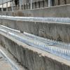 Auf einer Treppe vor einem Mietshaus im Würzburger Stadtteil Grombühl sind spitze Zacken montiert worden: Was das Hinsetzen ungebetener Gäste verhindern soll, birgt eine ernsthafte Gefahr.