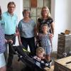 Während in den Fertigungshallen nicht fotografiert werden durfte, stellten sich die Familien der Reich-Mitarbeiter im Museum gerne zum Erinnerungsfoto. Während in den Fertigungshallen nicht fotografiert werden durfte, stellten sich die Familien der Reich-Mitarbeiter im Museum gerne zum Erinnerungsfoto.