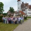 Die Reisegruppe vor von Schloss Basedow.