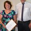 Birgit Linke scheidet nach 17 Jahren aus dem Uffenheimer Stadtrat aus. Bürgermeister-Stellvertreter Hermann Schuch überreichte ihr die Ehrennadel der Stadt in Bronze. Birgit Linke scheidet nach 17 Jahren aus dem Uffenheimer Stadtrat aus. Bürgermeister-Stellvertreter Hermann Schuch überreichte ihr die Ehrennadel der Stadt in Bronze.