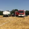 Mit einem großen Tankanhänger transportierte ein Landwirt Löschwasser auf den Berg bei Prüßberg hinauf und übergab es an die Feuerwehren. Mit einem großen Tankanhänger transportierte ein Landwirt Löschwasser auf den Berg bei Prüßberg hinauf und übergab es an die Feuerwehren.