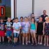 Kommandant Marc Brand mit Oliver Fuchs und Anja Heßler zeigten den Schüler der 3. Klasse von Lehrerin Sophia Illing die Ausrüstung der Feuerwehr.