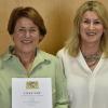 Die Ruhestandsurkunde des Freistaates Bayern wurde Doris Roth von Schulrätin Susanne Vodde überreicht.
